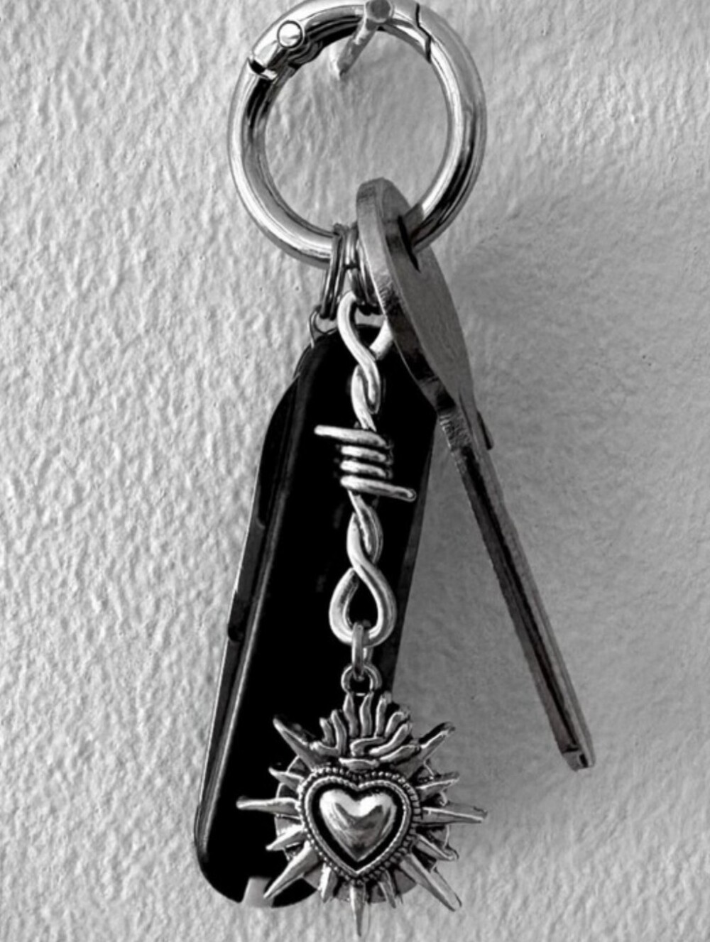 2 Gothic Barbwire Keychains - Picture 5 of 12